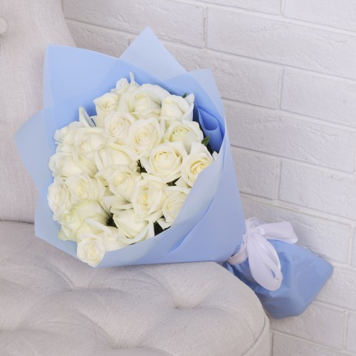 Купить на заказ Букет из 21 белой розы с доставкой в Уральске