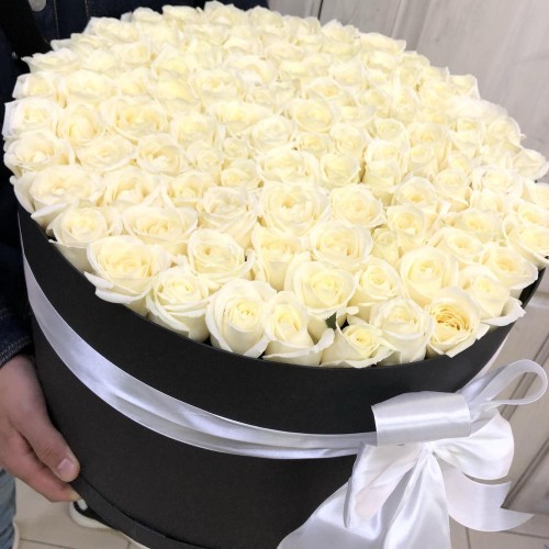 Купить на заказ 101 белая роза в коробке с доставкой в Уральске