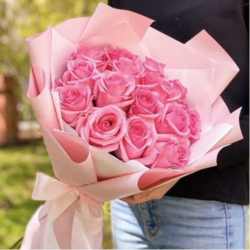 Купить на заказ Букет из 19 розовых роз с доставкой в Уральске