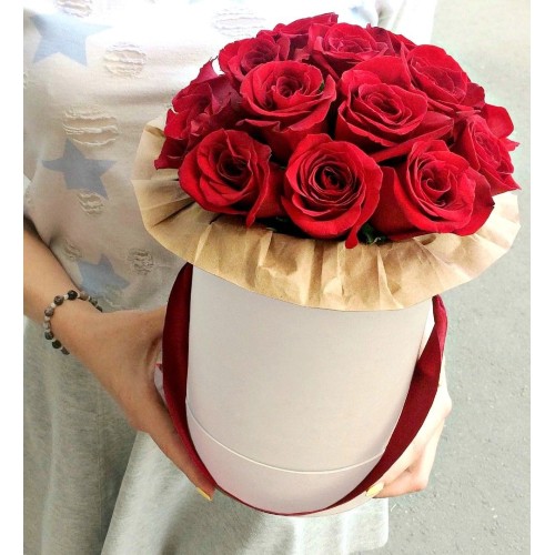 Купить на заказ 11 красных роз в коробке с доставкой в Уральске
