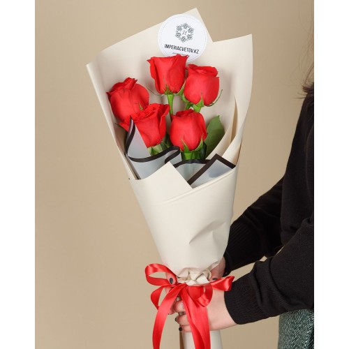 Купить на заказ Букет из 5 красных роз с доставкой в Уральске